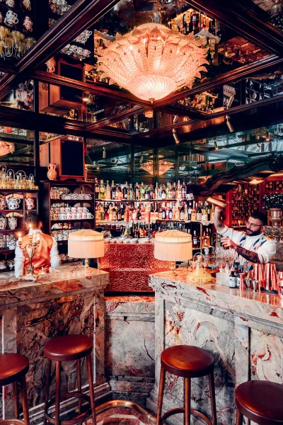 Einladende Atmosphäre an der Bar im Restaurat Gloria in London. Ein Beispiel für Casual Hospitality