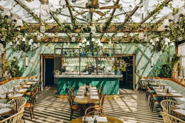 Einladende Atmosphäre im Pink Mamma in Paris. Ein Beispiel für Casual Hospitality