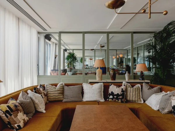 Gemütliche Sitzgruppe am im SOHO House in Brigthon. Ein perfektes Beispiel für Casual Hospitality