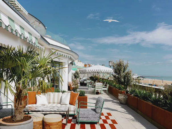 Gemütliche Sitzgruppe am Strand im SOHO House in Brigthon. Ein perfektes Beispiel für Casual Hospitality