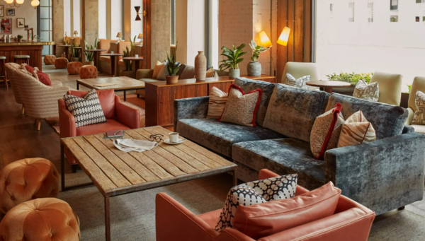 Eine gemütliche Sitzgruppe im Hotel The Hoxton in Holborn. Ein perfektes Beispiel für Casual Hospitality