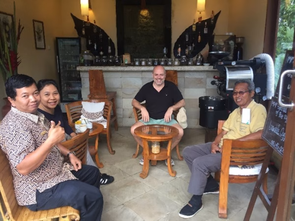 Treffen auf der Kaffee-Plantag in Bali