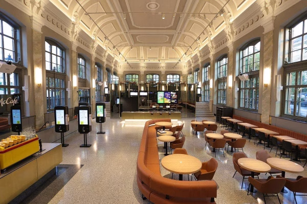 McDonalds an Bahnhof in Ungarn - Systemgastronomie