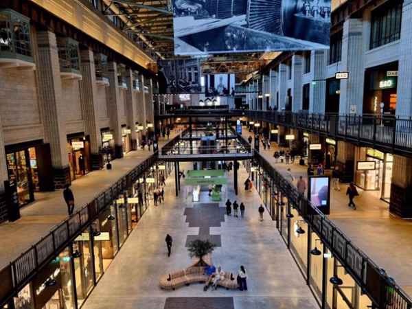 Battersea Power Station, Stadtquartier mit Luxuswohnungen, trendigen Restaurants, Boutiquen