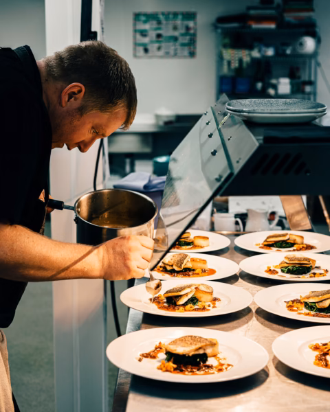 Mitarbeitende bei der Arbeit in einer professionellen Küche in Gastronomie und Hotellerie